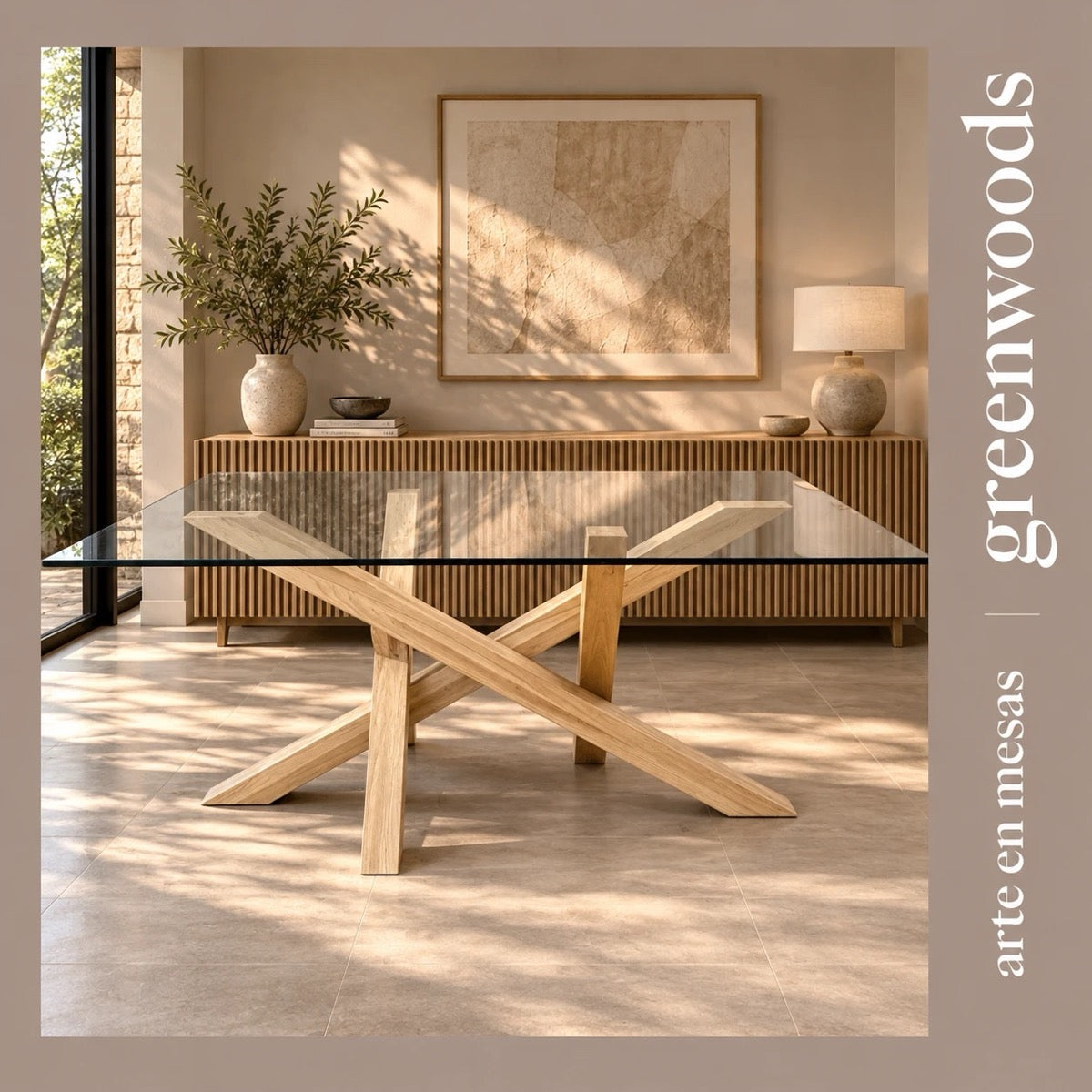 Mesa de comedor Da Vinci de vidrio y madera lenga con base cruzada, vista de frente en un comedor moderno | Greenwoods Chile